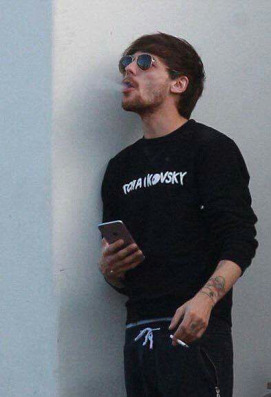 tw/ smoke- zayn and louis smoking- a hot thread -