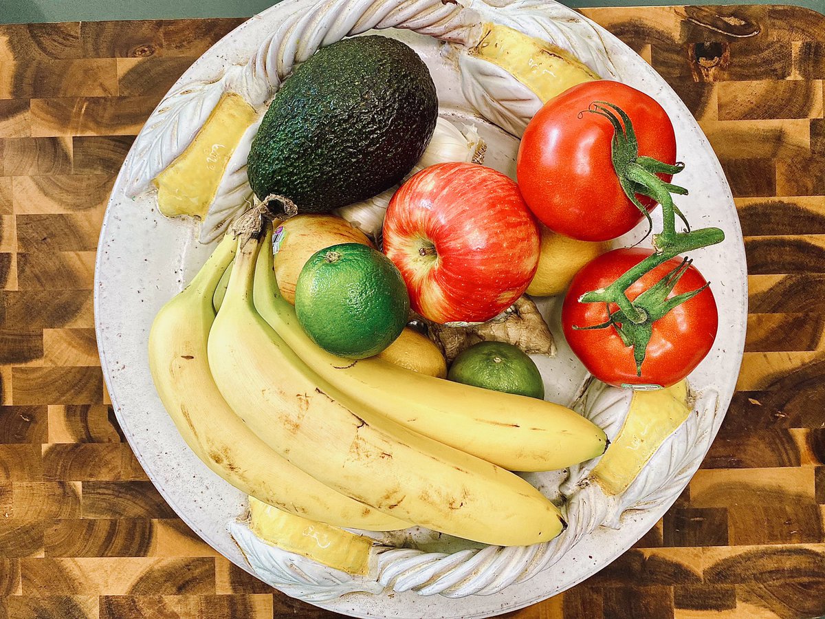Everyone should have a fruit and veggie bowl on the counter 🙌 

#fruit #veggie #food #foodie #Cooking