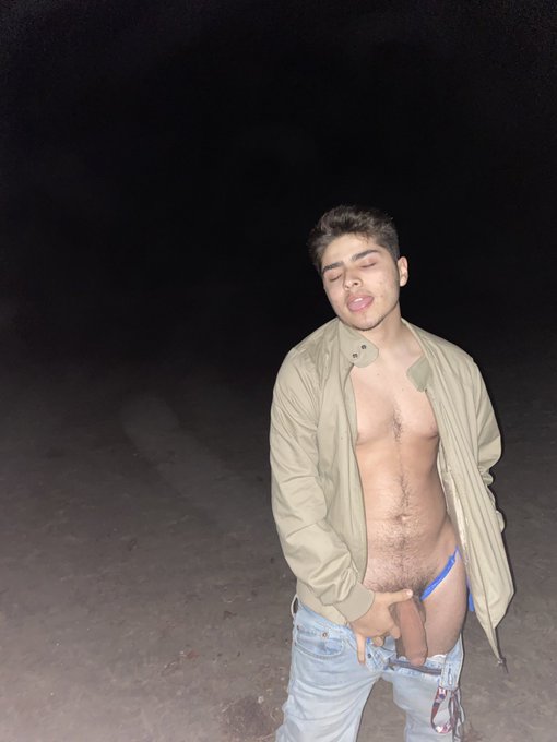 Do that thang poke out them pants If it don&rsquo;t then i got plans ✊🏼😛 https://t.co/wLwfV5gHXJ