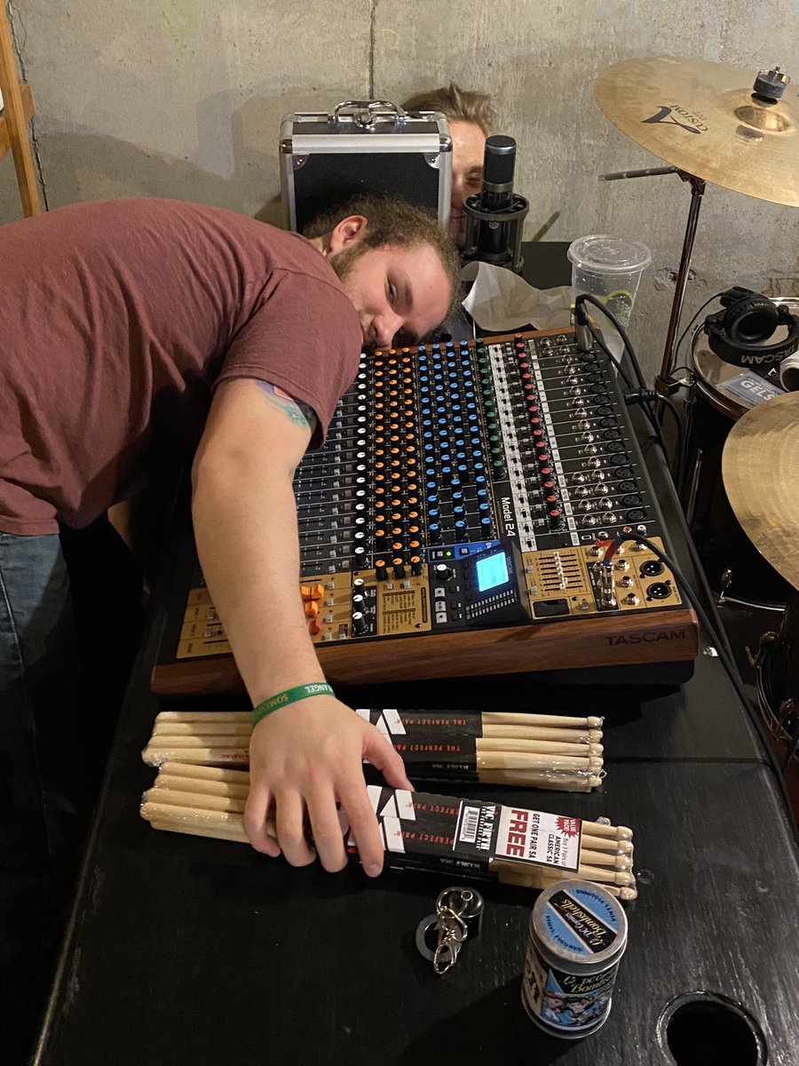 VerbalStatic's tweet photo. New Desk Vibes ™ #music #rockandroll #desk https://t.co/qK9mYFz5Lh