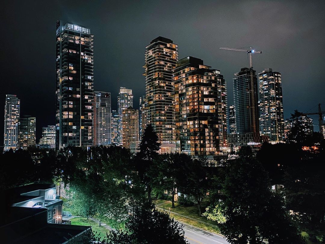 hiltonvanmetro's tweet photo. Take a look of this awesome night-time shot of our neighbourhood captured by camilaciasu (instagram)

#HiltonMetrotown is located steps away from the #Metrotown Translink station and our #HiltonTeam is ready to make 2021 the year to remember! 

Looking forward to your next visit https://t.co/iio2mW2wBO