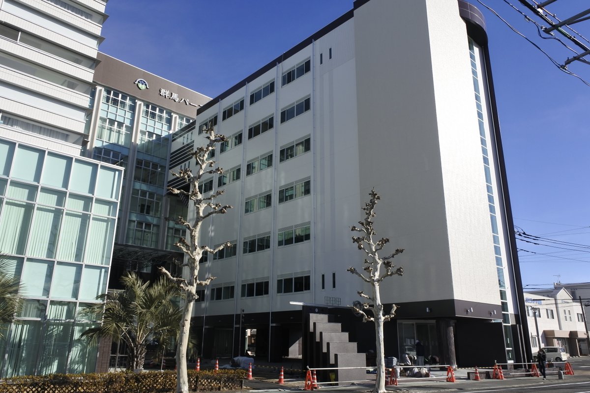 群馬パース大学 建設状況 1号館の増築工事は完成に向けて順調に工事が進められています 増築部分の入り口付近を工事している様子が見られました 群馬パース大学がある群馬県高崎市はとても空気が冷たく感じられます