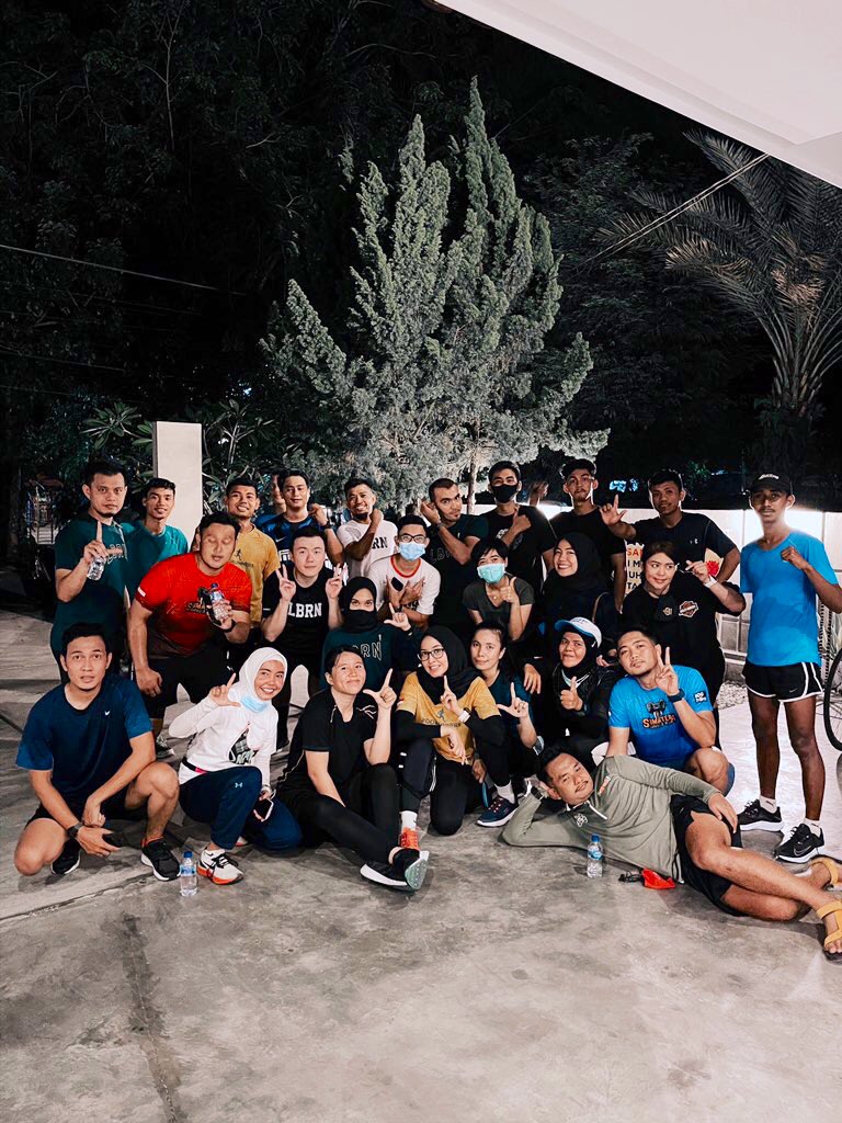 (5/1) mandatory photo after Tuesday Night Run 🎉 - Atlas Coffee 

#liburun #LBRN #larisajelah #liburunishome #nightrun #nevernotrunning #milesofmadness
