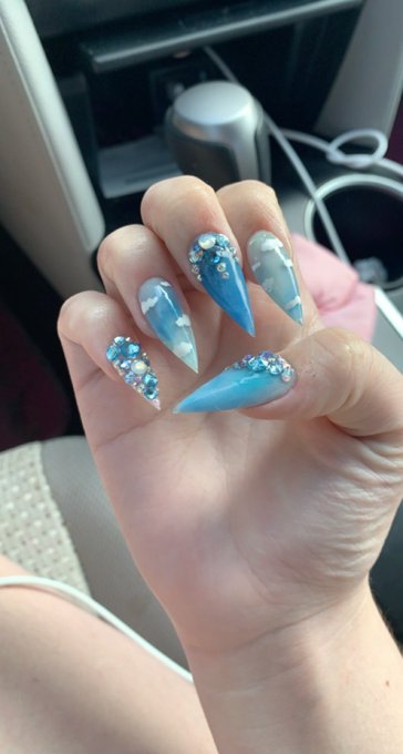 New nails 🥰 https://t.co/RKs4aUB5e1