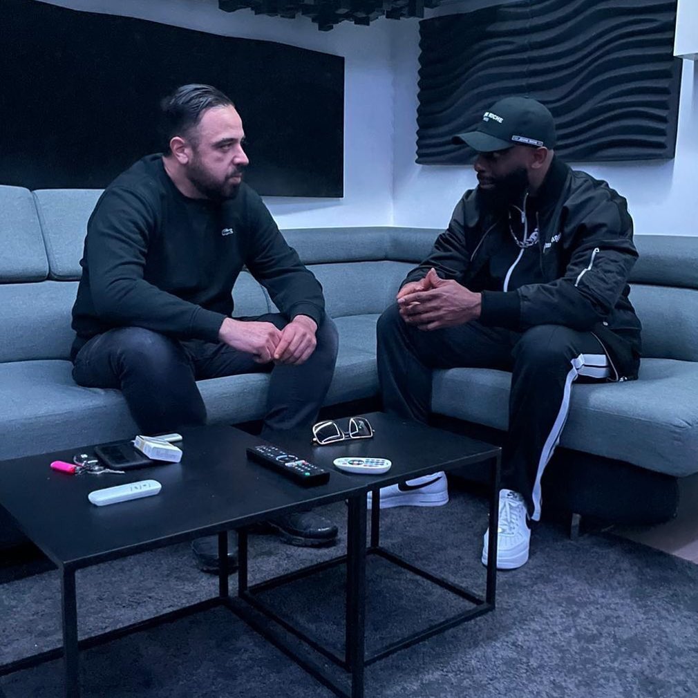 cbtvmedia's tweet photo. 🎤🇫🇷 : Grâce à son nouveau manager #JossStinson #Kaaris renoue avec #Therapy ses anciens beatmaker qui ont réalisé la quasi-totalités des instru du projet #OrNoir https://t.co/ZQJbOhNxN1