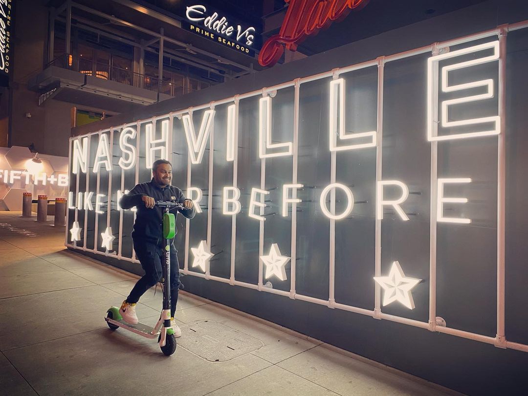 FifthandB's tweet image. There's nothing like taking a spin by our lights on Broadway! Make sure to tag #fifthandb when you do. 😉 #nashville
 📸: @jaythefohguy