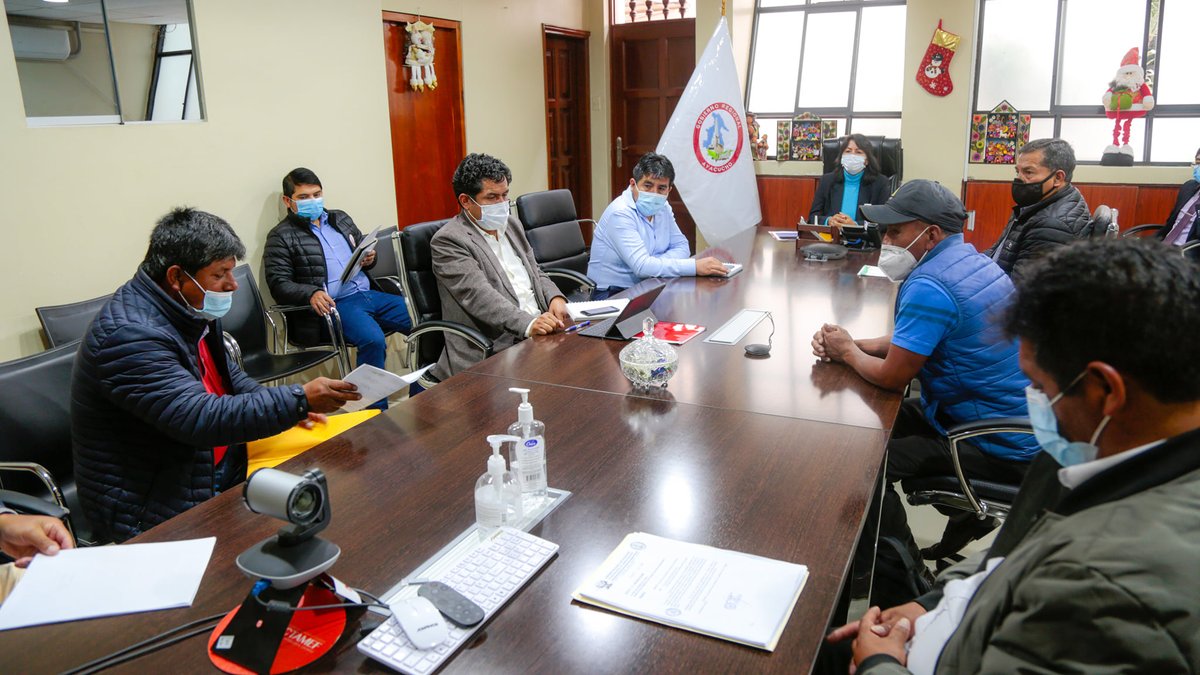 GoreAyacucho's tweet photo. 🤝#AtenciónDemandas | La gobernadora regional (e), Gloria Falconí Zapata, junto al gerente general, Wilheml Oré y el director del #Prider, se reunieron con las autoridades del distrito de #Tambillo – #Huamanga a fin de escuchar sus demandas. https://t.co/a4PLUPO3vC