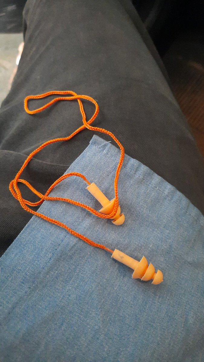 Marra_Artur_'s tweet photo. Achei meu fone de escutar anavitoria https://t.co/X86GGjN1Y6