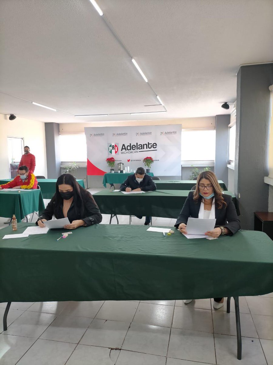 OmarCol99342631's tweet photo. Aplicación de exámenes de documentos básicos para los aspirantes a diputados federales.
#Adelante

@PRI_Nacional 
@alitomorenoc
@caroviggiano 
@lazarojimeneza 
@CDEPRIMICH https://t.co/z184QSNE4n
