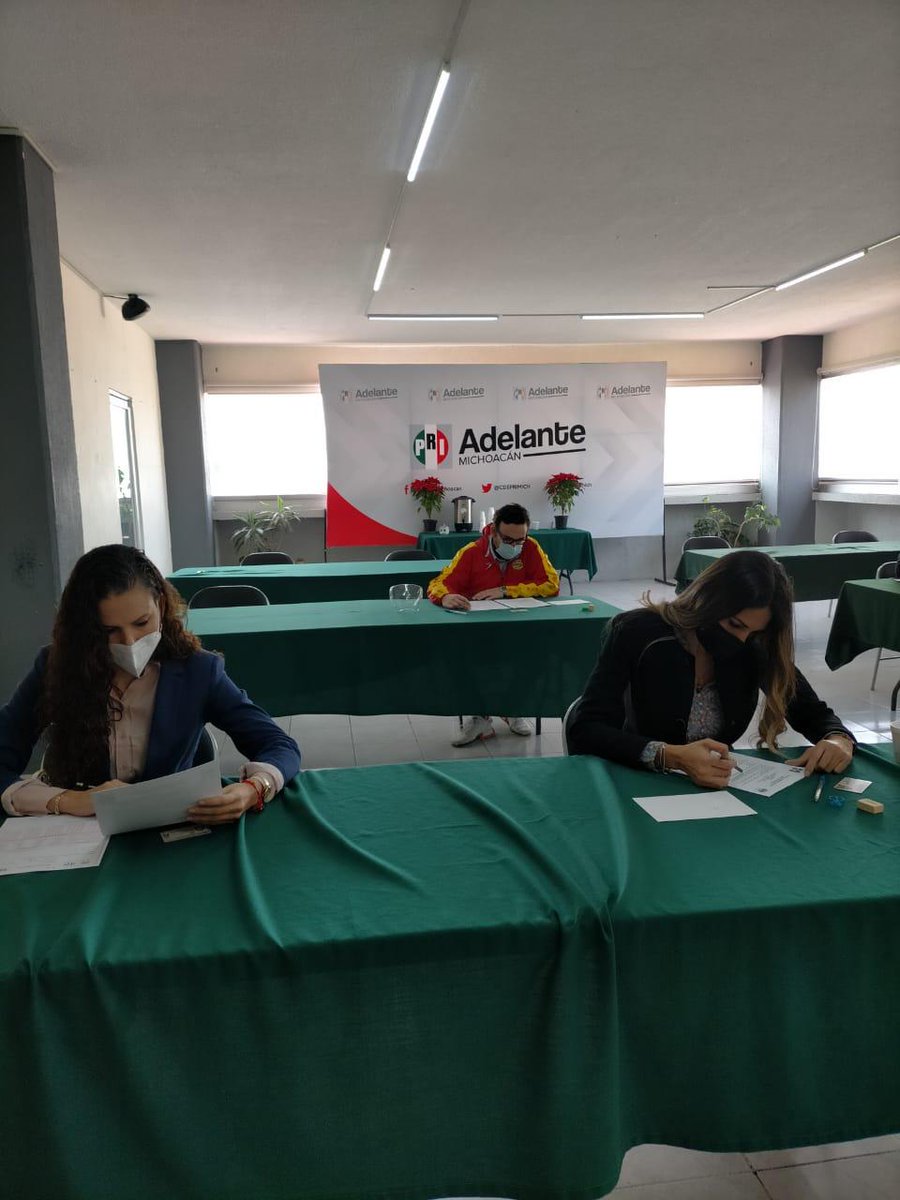 OmarCol99342631's tweet photo. Aplicación de exámenes de documentos básicos para los aspirantes a diputados federales.
#Adelante

@PRI_Nacional 
@alitomorenoc
@caroviggiano 
@lazarojimeneza 
@CDEPRIMICH https://t.co/z184QSNE4n
