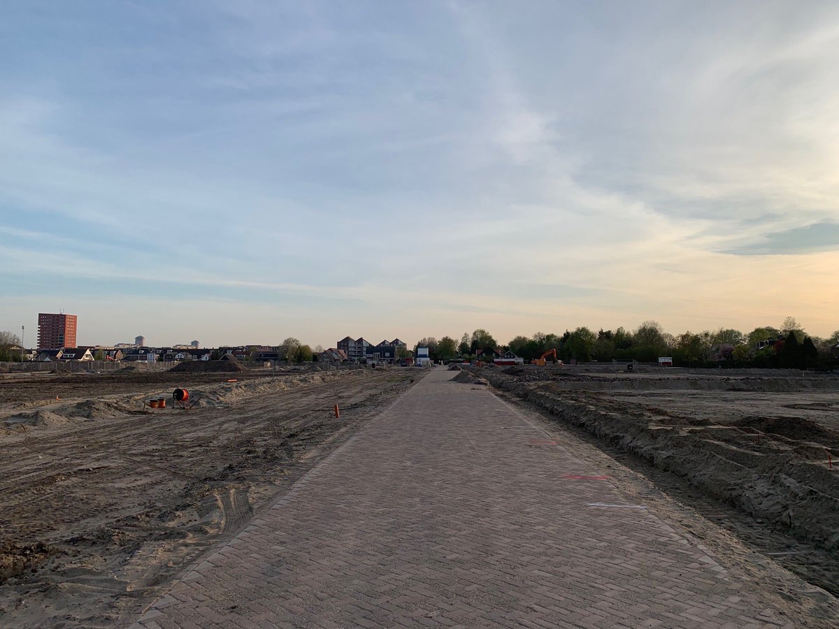 devierdorpjes's tweet photo. 16 april 2020 maakten we deze foto in De Laantjes. Inmiddels is er al veel veranderd in het dorpje. Dit jaar zullen in verschillende fasen woningen worden geleverd. We wensen alle toekomstige bewoners veel succes met de voorbereidingen @bpd_nl @Blauwhoed @VWVastgoed #stemar https://t.co/wx9cxMGnY6