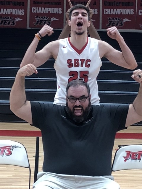 SGTCJets's tweet photo. Picture day fun! 1 3 days until the season begins #SGTCJets #SGTCLadyJets https://t.co/3JXgjRpFyv