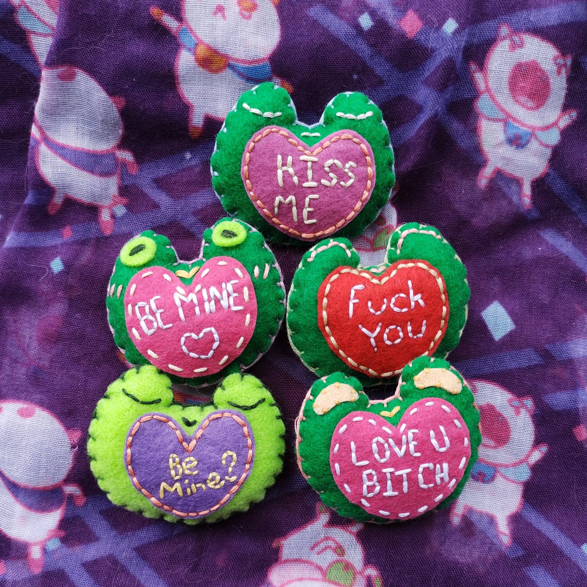_RottenBoi_'s tweet photo. Making more frog Valentines, would anyone be interested in customs words on them? It'd have to be somewhat short, refer to these for example https://t.co/fEBTY37OjL