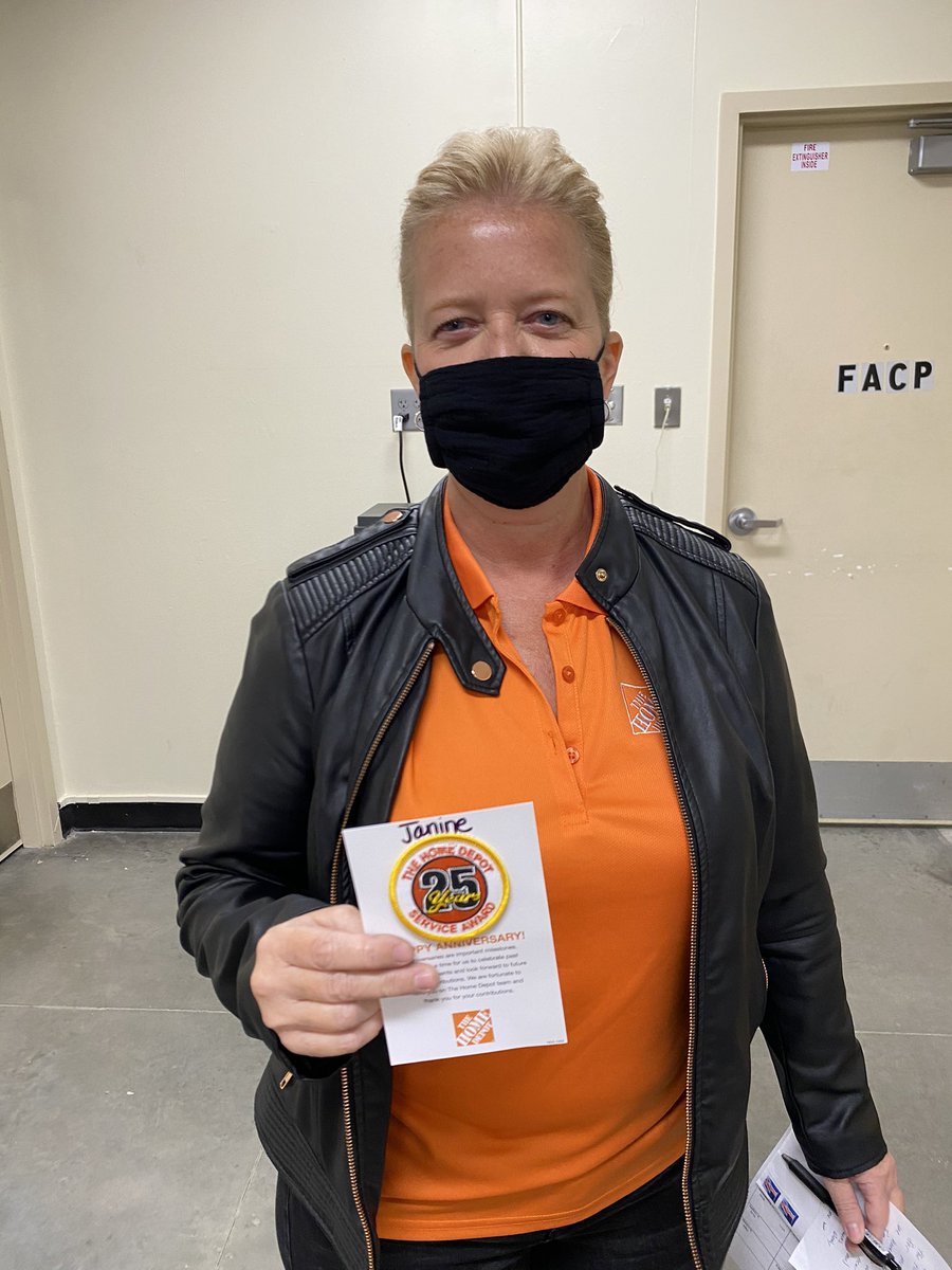 Samantha_6376's tweet photo. #hd6376 Congratulations to Janine on her 2️⃣5️⃣th year with Home Depot! 😃#25years #congrats @steven_magloire @KarissaKelly18 @0221_Tony https://t.co/Nh9LYGM37K