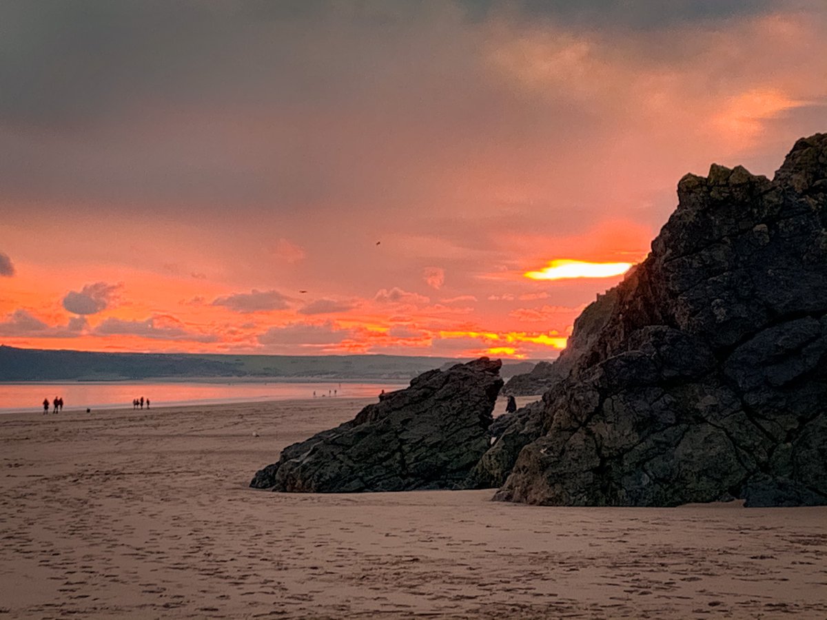 LlewellynMandy's tweet photo. A few photos from Tenby’s South Beach late afternoon today
⁦@Ruth_ITV⁩ ⁦@DerekTheWeather⁩ ⁦@behnazakhgar⁩ ⁦@TenbyVG⁩ ⁦@tenbyobserver⁩ ⁦@VisitPembs⁩ ⁦@kelseyredmore⁩ ⁦@S4Ctywydd⁩ ⁦@WalesOnline⁩ ⁦@visitwales⁩ https://t.co/ueVYbf17L6
