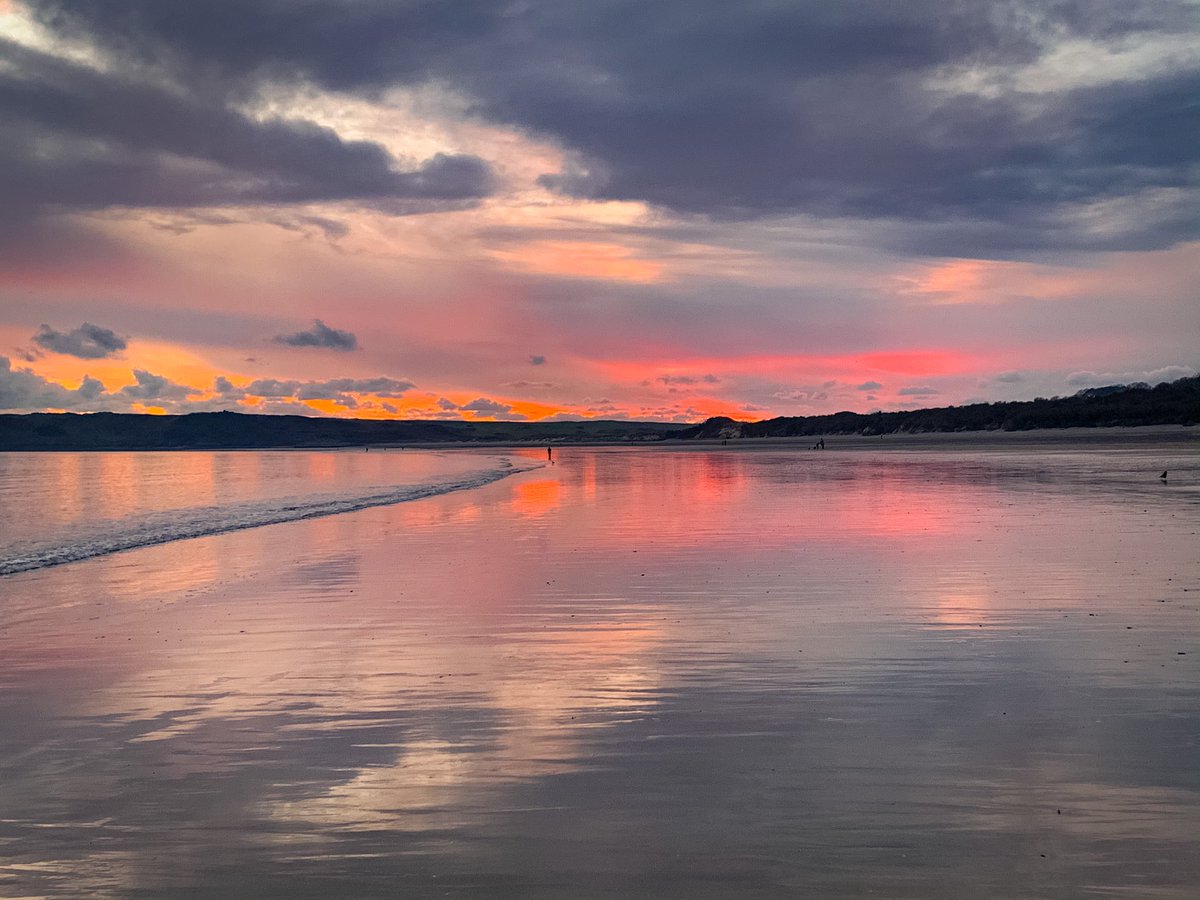 A few photos from Tenby’s South Beach late afternoon today
⁦<a href="/Ruth_ITV/">Ruth_TV</a>⁩ ⁦<a href="/DerekTheWeather/">Derek Brockway - weatherman</a>⁩ ⁦<a href="/behnazakhgar/">Behnaz</a>⁩ ⁦<a href="/TenbyVG/">Tenby Visitor Guide</a>⁩ ⁦<a href="/tenbyobserver/">Tenby Observer</a>⁩ ⁦<a href="/VisitPembs/">Visit Pembrokeshire 🏴󠁧󠁢󠁷󠁬󠁳󠁿</a>⁩ ⁦<a href="/kelseyredmore/">Kelsey Redmore</a>⁩ ⁦<a href="/S4Ctywydd/">S4C Tywydd</a>⁩ ⁦<a href="/WalesOnline/">WalesOnline 🏴󠁧󠁢󠁷󠁬󠁳󠁿</a>⁩ ⁦<a href="/visitwales/">Visit Wales 🏴󠁧󠁢󠁷󠁬󠁳󠁿</a>⁩