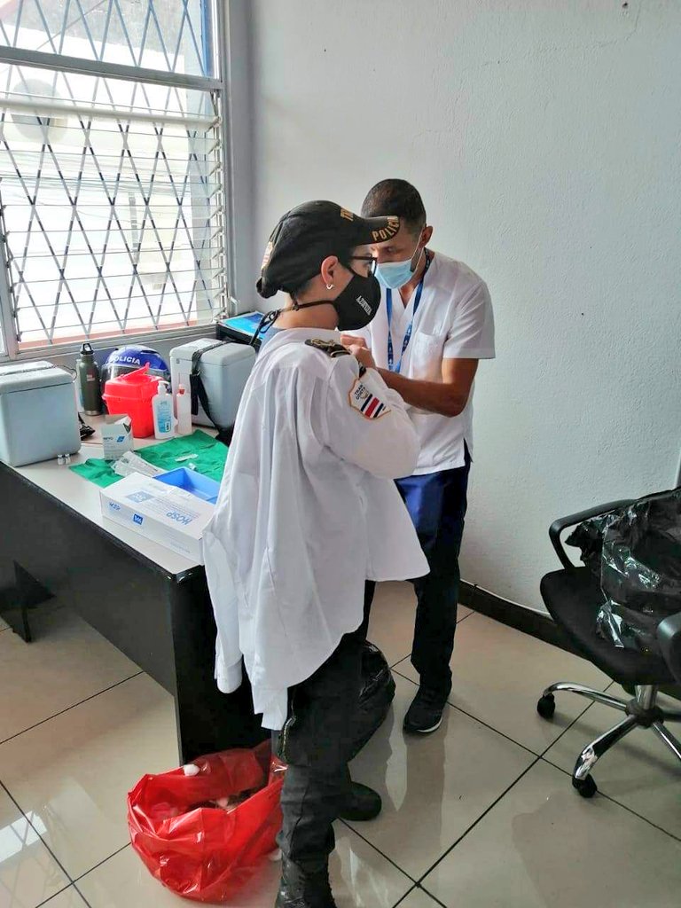 DGPT_CR's tweet photo. ¡Vacunados!

Agradecidos con los funcionarios de la @CCSSdeCostaRica por haber iniciado el proceso de vacunación, de policías de tránsito, para velar por la salud y continuidad de nuestro servicio. https://t.co/cF2JGHp0R9