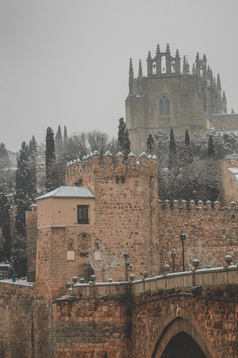 jor_hate's tweet photo. Más de una década sin nevar en Toledo hace que la nieve se sienta mágica... https://t.co/SRNgTiFM75