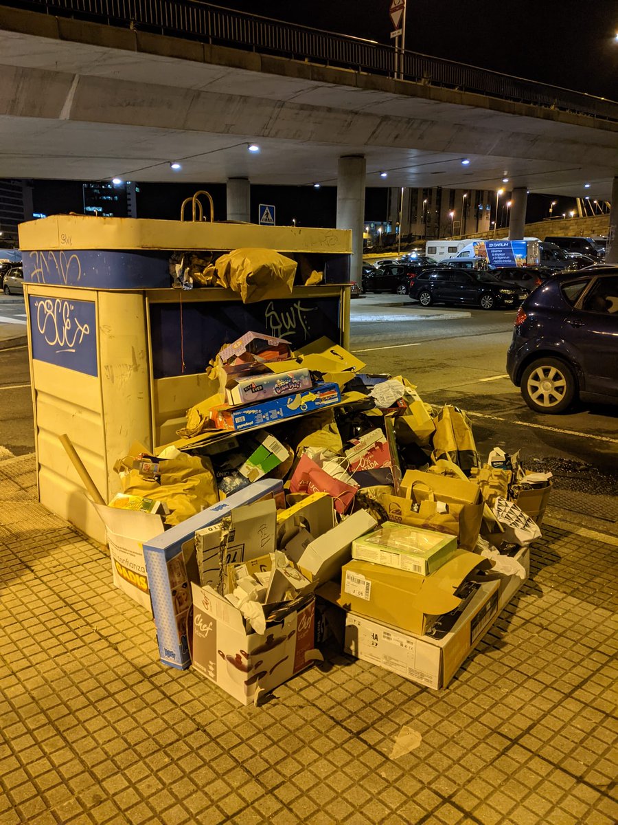 martarivadulla's tweet photo. Ya no sé qué más puedo hacer.He llamado  al 010 varias veces, he escrito al @ConcelloCoruna otras tantas, pero todas las semanas esto está igual. Somos más de 300 viviendas con un único contenedor de cartón para dos calles.Necesitamos 10 más de estos y recogida  a diario.Grazas🙄 https://t.co/qfTFh4E4nw