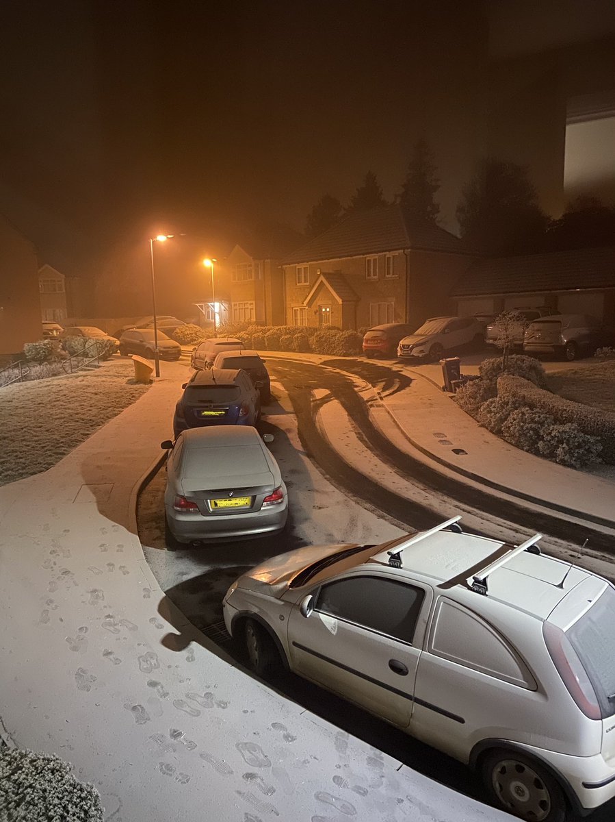 MrsRyddles's tweet photo. It’s crazy weather! It has NOT snowed, but our road looks like this! Freezing fog? 🤔 #snownotsnow https://t.co/C7kNNbm73j