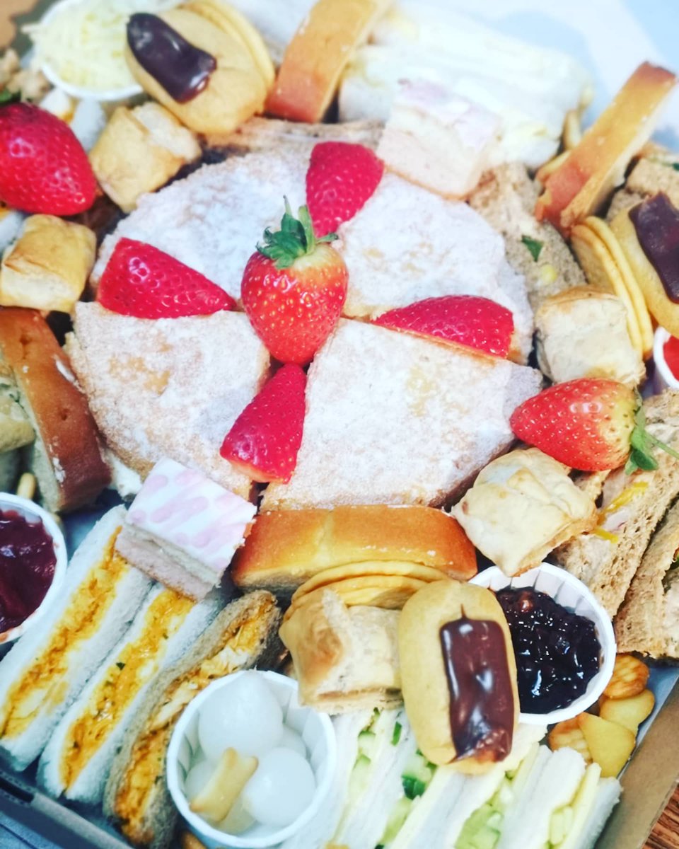 platters_Foods's tweet photo. 1 of today's afternoon tea boxes,  Victoria sponge, mixed cakes and sandwiches, crackers, chutneys, dips, homemade salsa, homemade sausage rolls amongst other things. Check out our insta @platters2020 #freshfood #followforfollowback #Platters2020 https://t.co/8nj9Yd7iEl