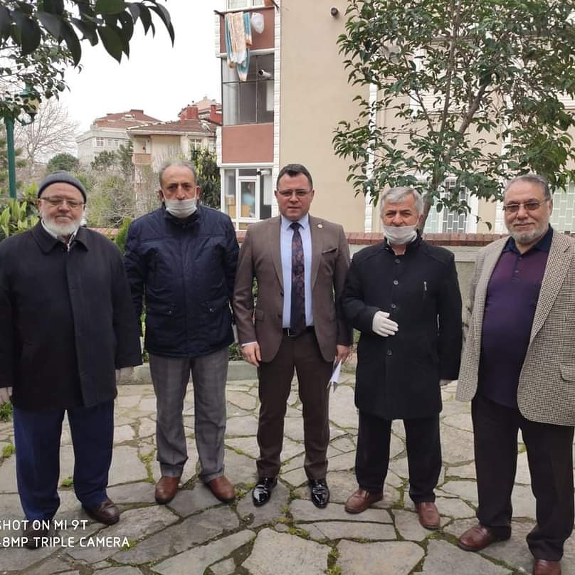 suleymanozcan79's tweet photo. Kanuni Sultan Süleyman Han, sarayın bahçesinde  meyve ağacına saran karıncaları görür ve Ebussuud efendiye sorar;
Meyve ağaçlarını sarınca karınca 
Günah var mı karıncayı kırınca?
Ebussuud efendi cevap verir;
Yarın Hakk'ın divanına varınca
Süleyman'dan hakkın alır karınca. https://t.co/kcjEt7gXd9