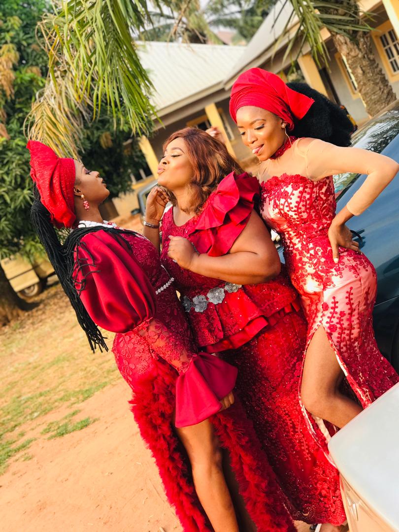 OmejeChiamaka's tweet photo. Asoebi 2021.

Gele: @darlingtinamakeover

#Geleartist
#makeupartistsworldwide 
#traditionalwedding 
#igbankwunigeria 
#igbankwuigbo #nsukkabestmua  #nsukkagelestylist #enugumakeupartist #enugugeleartist #asoke #red #wedding #event  #bride #geleguru #gelextensions #gele https://t.co/MzeuZ32rf5