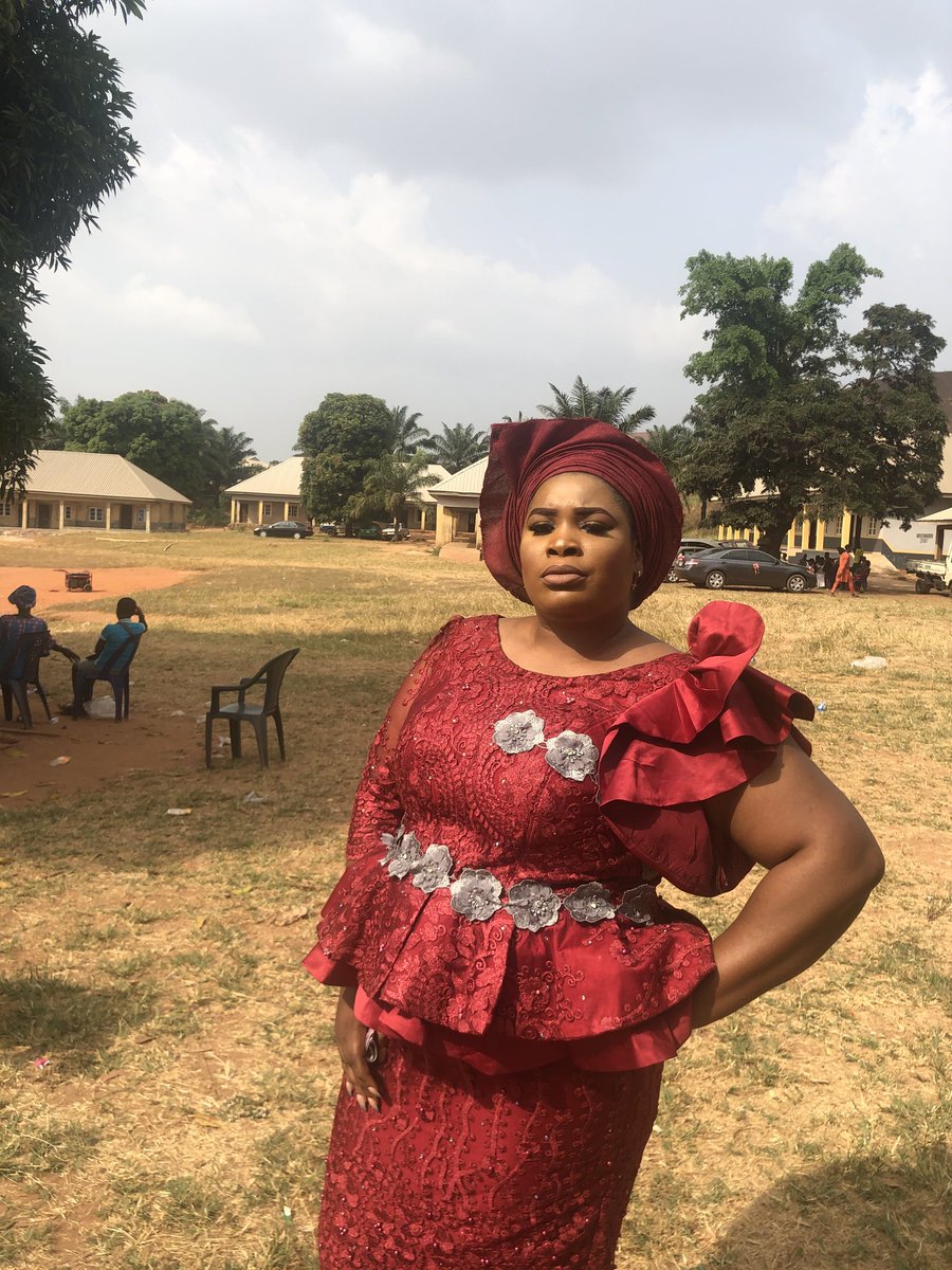 OmejeChiamaka's tweet photo. Asoebi 2021.

Gele: @darlingtinamakeover

#Geleartist
#makeupartistsworldwide 
#traditionalwedding 
#igbankwunigeria 
#igbankwuigbo #nsukkabestmua  #nsukkagelestylist #enugumakeupartist #enugugeleartist #asoke #red #wedding #event  #bride #geleguru #gelextensions #gele https://t.co/MzeuZ32rf5