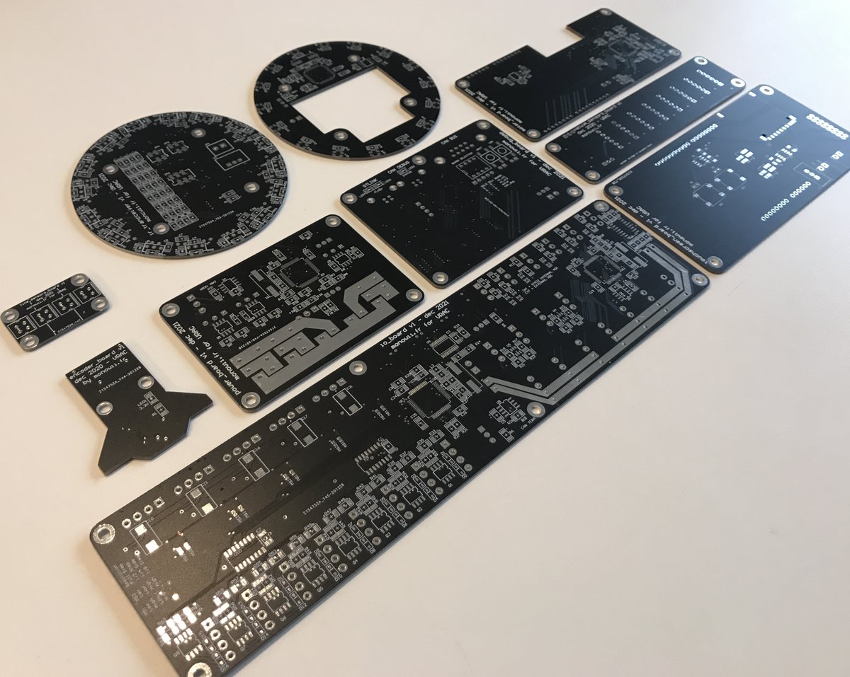 Un bon début d'année avec l'arrivée des 10 nouveaux PCB dont deux sont réalisés en 4 couches. Nous sommes très impatients que les composants arrivent pour souder tout ça!