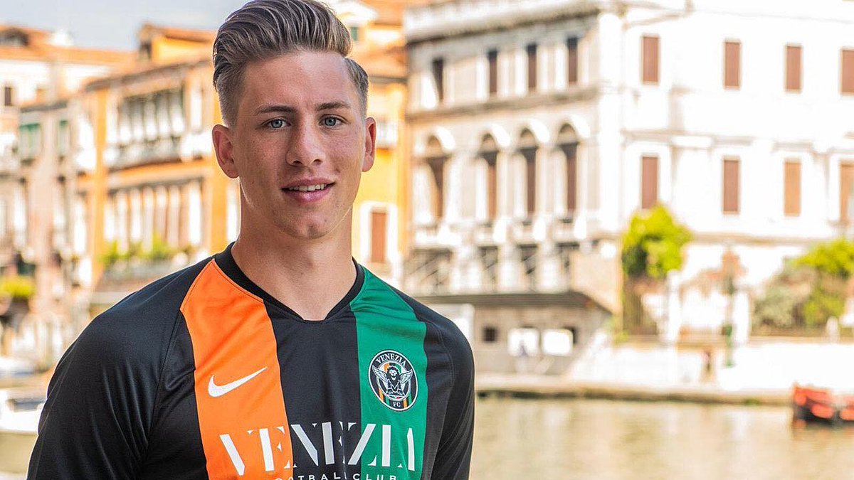 LAOLA1_at's tweet photo. ÖFB-Legionär Svoboda in Venedig: Fußball, wo andere urlauben https://t.co/NRtiUvFXzg https://t.co/HsgC21Dbgm