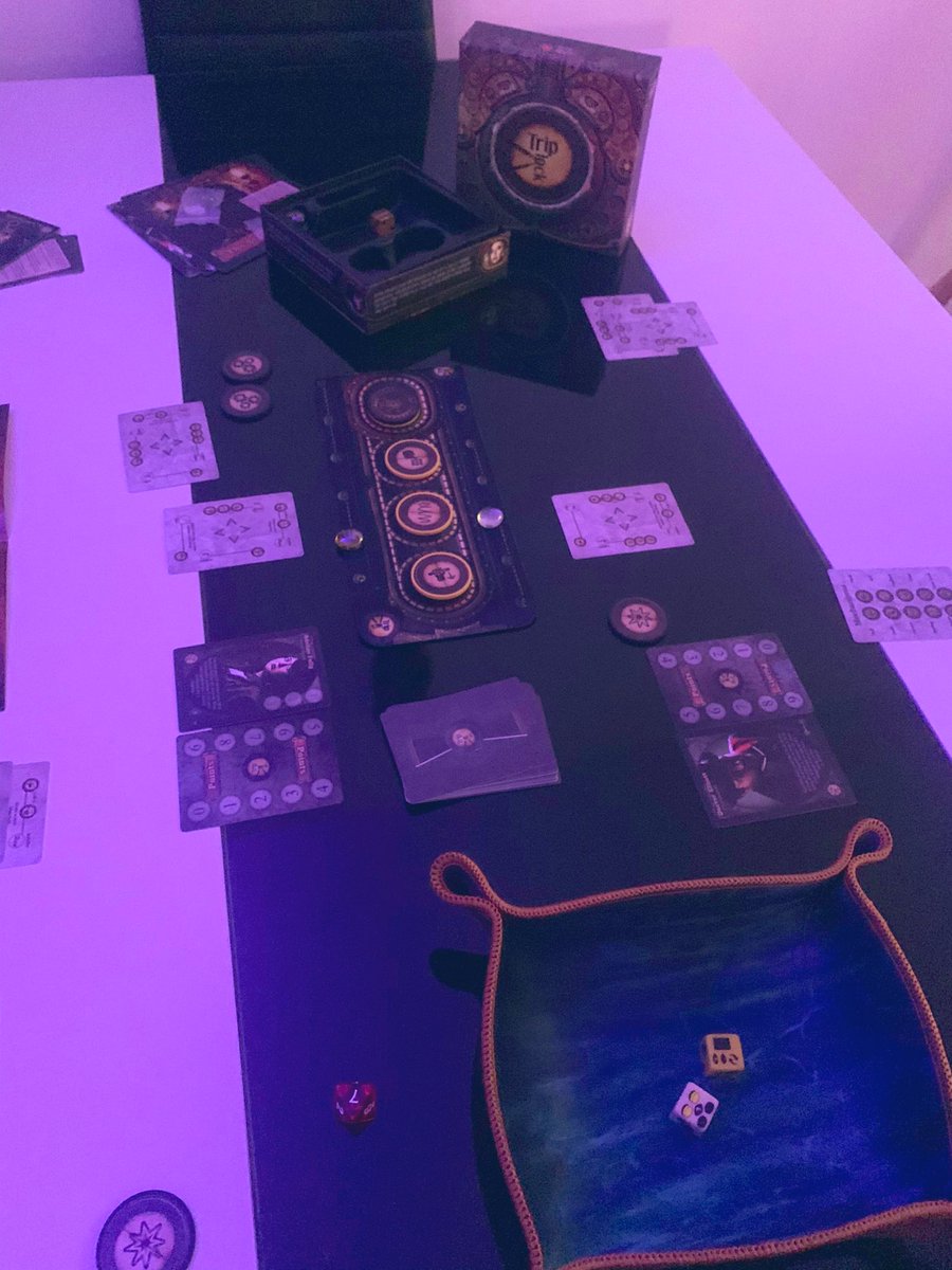 Deedlit1986's tweet photo. 🖖🏻🎲 Trop contente de ressortir #TripLock ce soir de chez @ChipTheoryGames 🥰 Vraiment un bon jeu bien équilibré qui fait travailler les méninges 🤔
#j2s #boardgames https://t.co/BZUyDkUf1T
