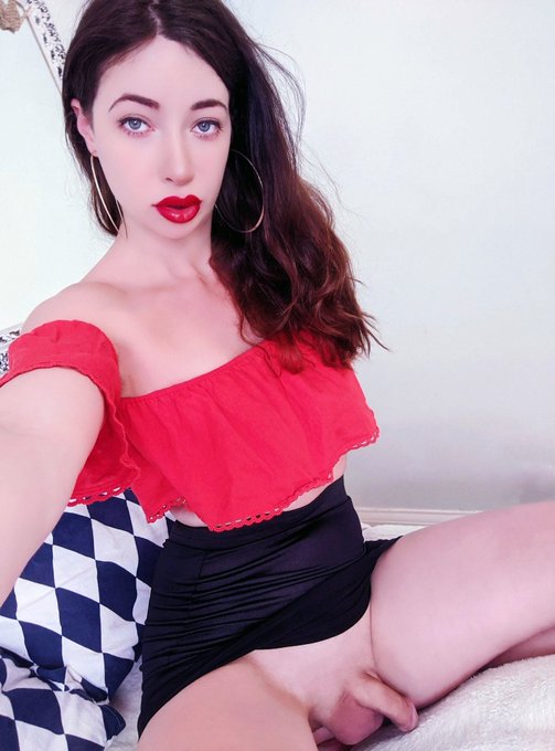 I've got a secret... I keep it under my skirt 😘 https://t.co/gVwoix05Ku
