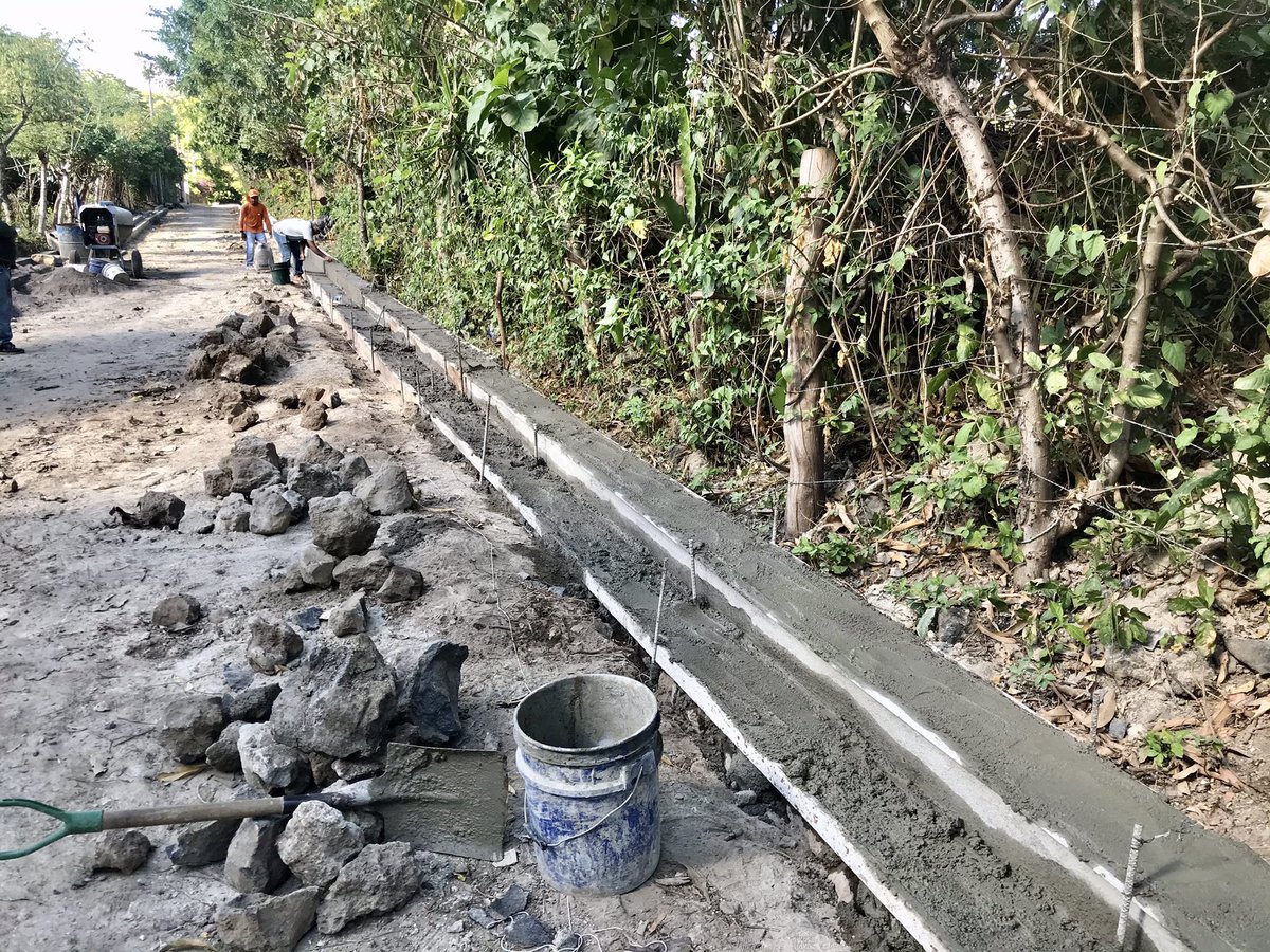 Galy_alcalde's tweet photo. #ElTihuilotal | Imágenes del proyecto que estamos realizando en el Caserío El Tihuilotal, en su primera etapa de cordoneado, el cual tendrán una longitud de 335 ml aproximadamente. 

#GalileoHernández https://t.co/QmKMPg64mm