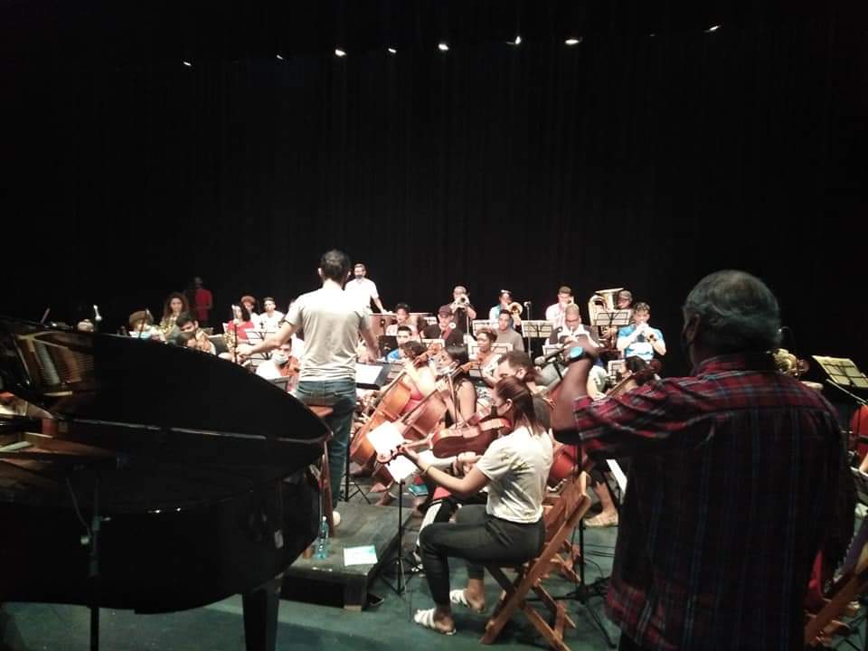 LorianneBatista's tweet photo. Bajo la Dirección del Maestro Pérez Mesa y Javier Millet, ofrecerá el proyecto de Orquesta Sinfónica #ProvinciaGranma un Concierto en saludo al 62 Aniversario de la Revolución el próximo día 9 a las 9pm en el Teatro #Bayamo. #ElArtedeEnseñarElArte #CubaesCultura https://t.co/OCeVNi7mu7