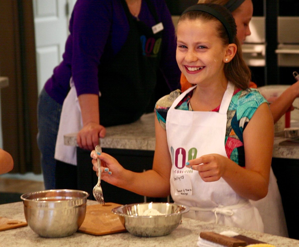 CookCorkFork's tweet photo. It's our first #TBT of 2021🗓! We're heading back to jr chef class. From our jr and teen classes, to our 👨‍👩‍👧‍👦 family classes, we <3 teaching future chefs👩‍🍳. 

#CookCorkAndFork #KidsCooking #KidsInTheKitchen #FamilyCooking #CookingClasses #Foodie #FutureChefs #Palatine https://t.co/RnxFGaUeSH