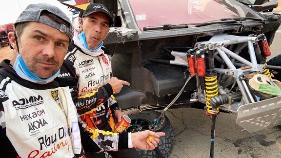 🇸🇦 Dakar 2021, Etape 5 : 36ème / Général : 24ème place

<a href="/cyrildespres/">cyrildespres</a> et <a href="/ExploreMikeHorn/">Mike Horn</a> ont fait preuve d'un incroyable esprit d'équipe en cannibalisant leur 3008DKR pour fournir à leur coéquipier un bras de suspension alors qu’il était en panne à 800 m de la ligne d'arrivée !