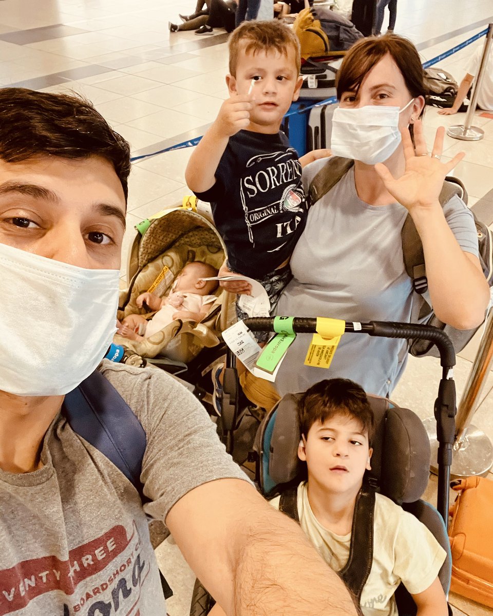 MarianoBragaOK's tweet photo. Es el arranque de algo nuevo, eso seguro.
No es una primera mudanza, pero esta vez la ilusión la estamos construyendo mirando a otro continente, con pasaportes que huelen a novedad y valijas multiplicadas como nunca antes. https://t.co/Kv1jsw0RL2