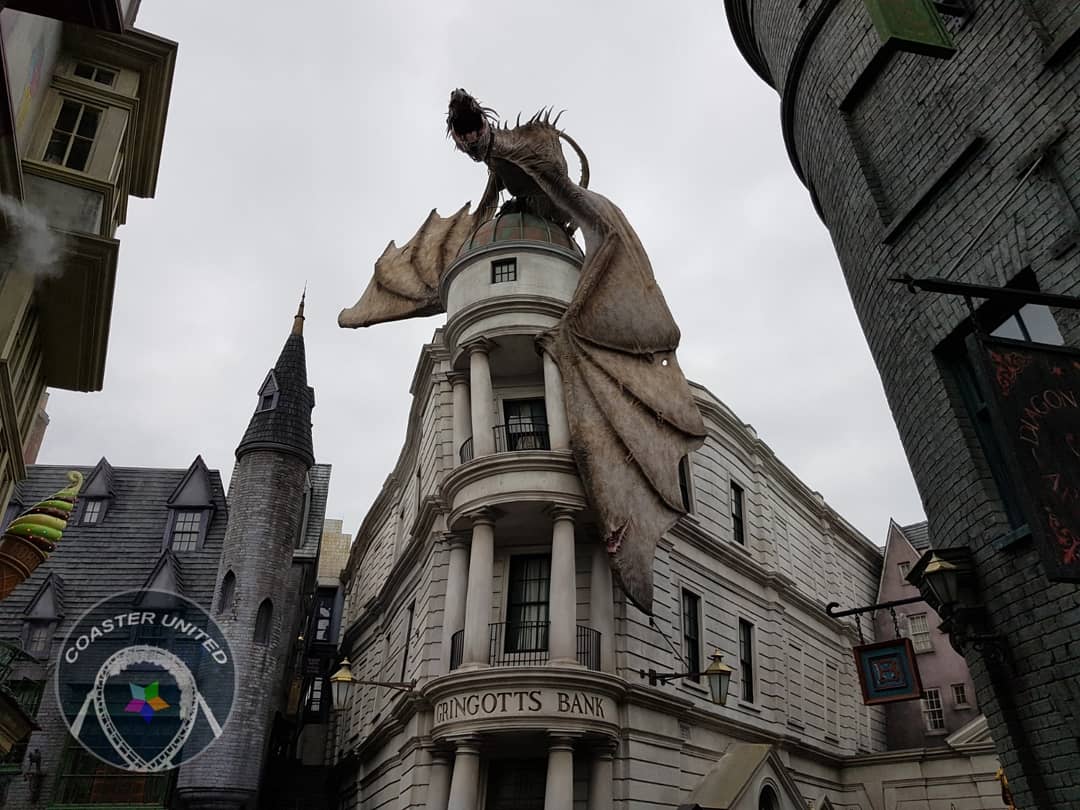 CoasterUnited's tweet photo. ✨ El CALLEJÓN DIAGON es una de las zonas temáticas más inmersivas y mejor tematizadas que podemos encontrar actualmente en un parque de ocio. Se encuentra en Universal Studios Florida, en el resort Universal Orlando. https://t.co/cS0KapM59C
