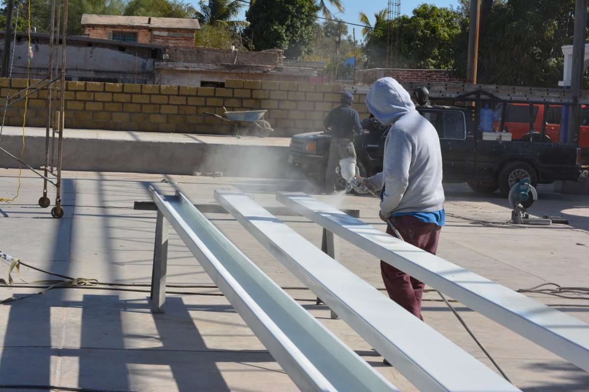 Continúan los trabajos en la Plaza Pública del Puerto de Yavaros, presentando un 85% de la obra de rehabilitación y construcción. Con esta obra se brindará un lugar de esparcimiento familiar digno de sus habitantes. #EstamosTrabajando ¡Con Acciones Que Dan Resultados!