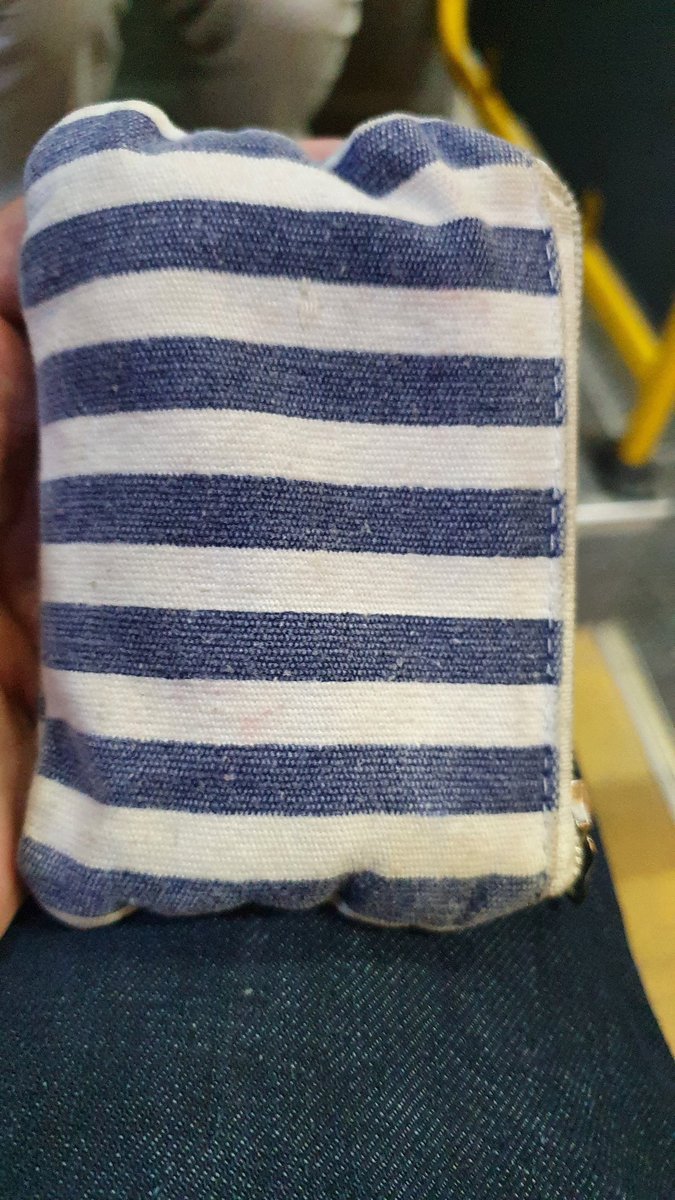 ΒΏMe ayudan con un RT? Este monedero lo encontrΓ© tirado en PASEO COLON Y GARAY y tiene pertenencias de ROSA ARACELI MARTINEZ. Hagamos que lo recupere. Gracias. https://t.co/uU3C4ADX0Y