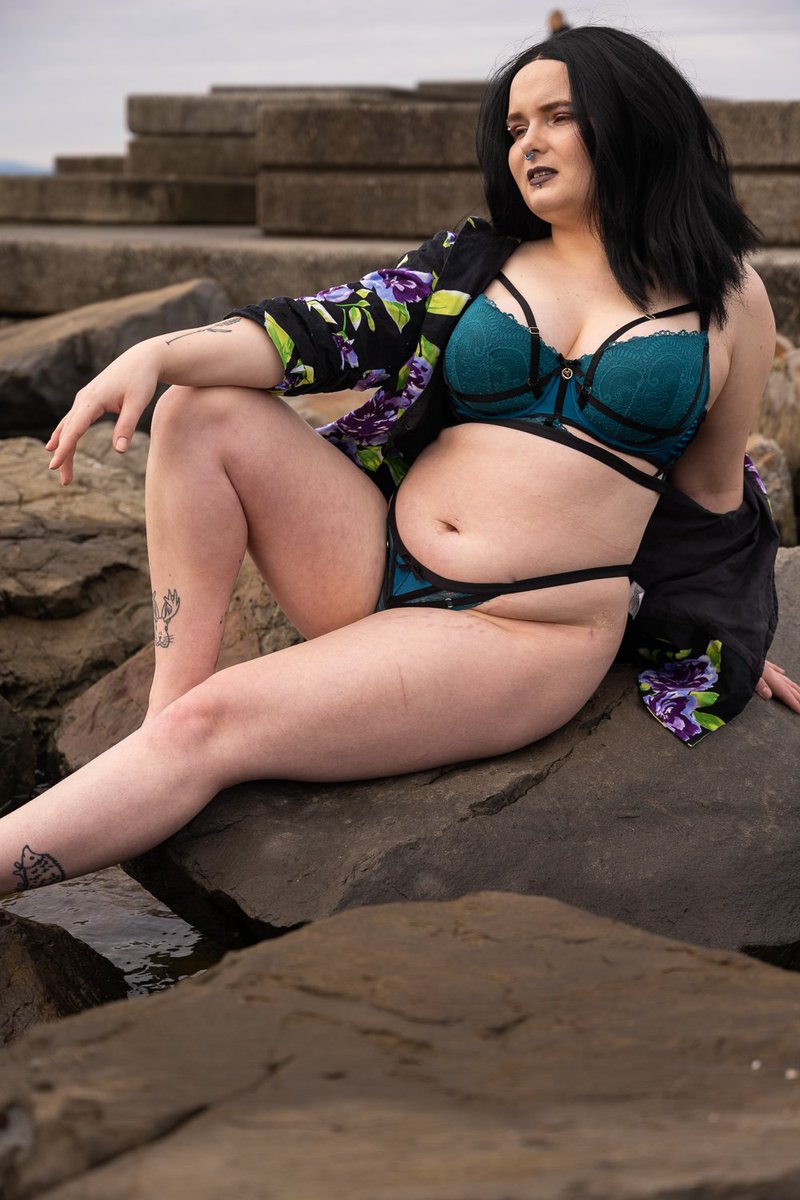 ItsIndigoBloom's tweet photo. Repeat after me: Scars, stretch marks and cellulite are a natural part of my beautiful body. https://t.co/Ii8dWvphIU