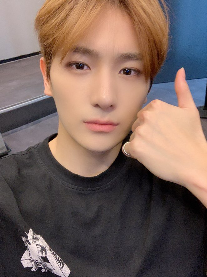 [#HYUNJAE] TheB'ssss, estou morrendo de saudade de vocês, espero que tenham se divertido assistindo a gente ontem quase saindo no soco por um joguinho. Logo a gente vai poder se ver de novo então continuem se cuidando direitinho, eu amo muito vocês! ♥️♥️