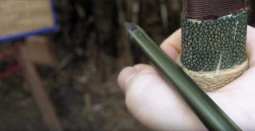 弝 *praːs (bà): bow grip