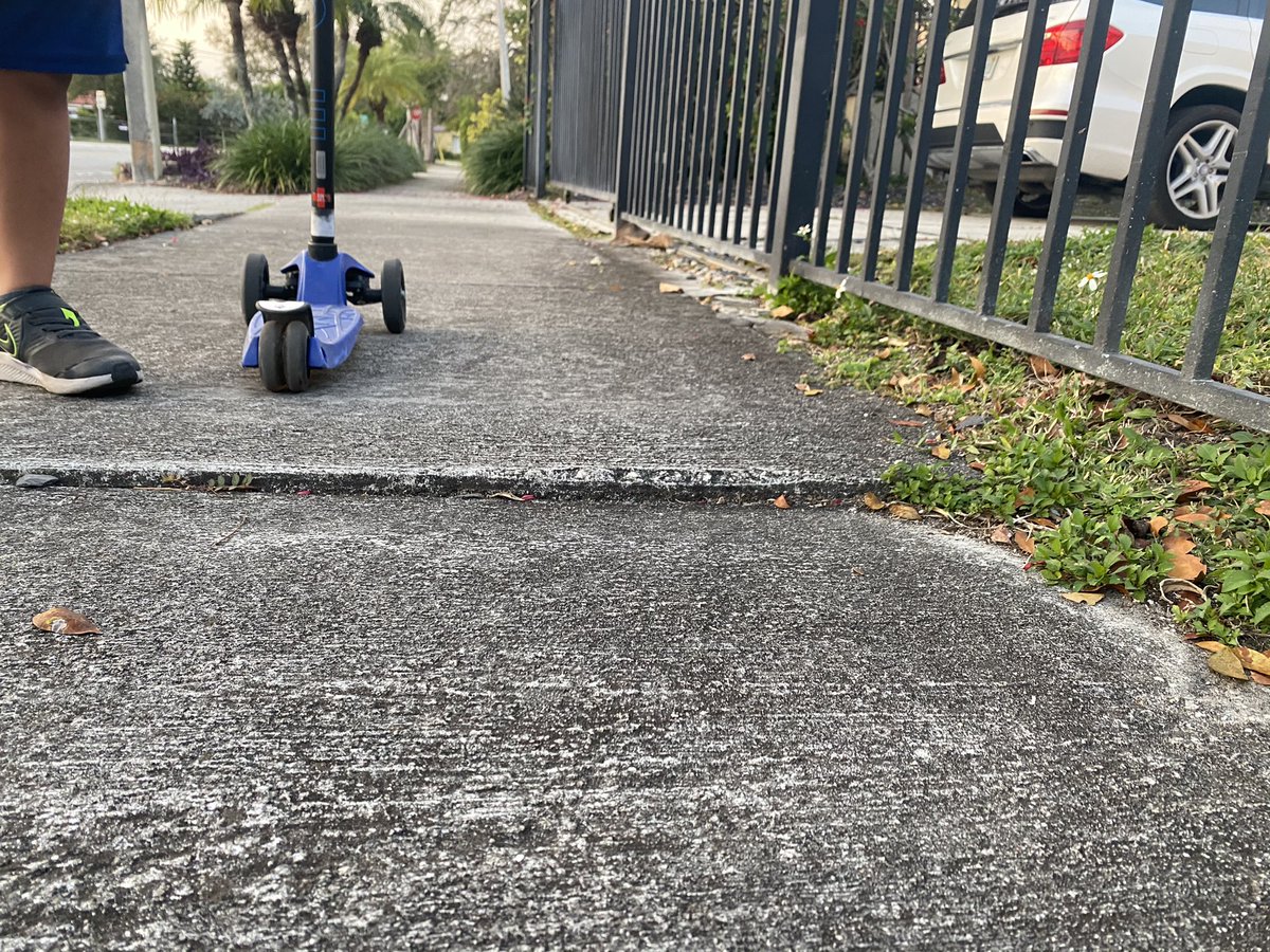 Littlehavanarep's tweet photo. @miamidade311  please report this sidewalk in Miami on 4 ave Sw 31 RD.  @americawalks  @sidewalkclosed @CityofMiami https://t.co/flLGSW3cby