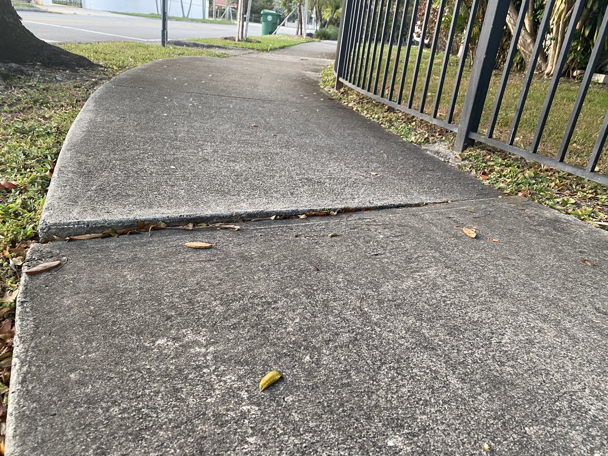 Littlehavanarep's tweet photo. @miamidade311  please report this sidewalk in Miami on 4 ave Sw 31 RD.  @americawalks  @sidewalkclosed @CityofMiami https://t.co/flLGSW3cby
