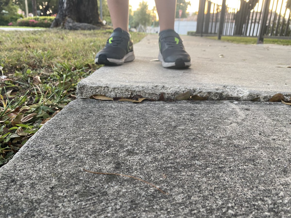 Littlehavanarep's tweet photo. @miamidade311  please report this sidewalk in Miami on 4 ave Sw 31 RD.  @americawalks  @sidewalkclosed @CityofMiami https://t.co/flLGSW3cby