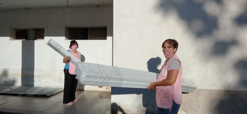 Junto al <a href="/AJuvenilSRL/">Ateneo Lobos</a> entregamos los materiales comprados con lo recaudado por La Chocleada 2020 a Damas Rosadas. Un bajo mesada y material seco de PVC que serán utilizado en el área de pediatría del Hospital de Lobos.