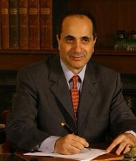 مواطنون ومواطنات في #غروب قررو يطلعوا اشاعة عالرئيس برّي ..بسيطة

انا بدعي العميد كارلوس إدّه يعطيهن حجمهم لإنو ما حدى بيعرفلن غيرو