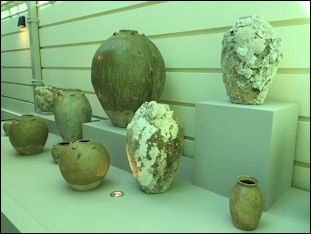 6/ One reason Persians and Arabs were often taken prisoner was that they were a tempting target, due to their commercial activity. These images show items recovered from a 9th century Arab shipwreck near China, showing the type of items that were traded, and a model ship.