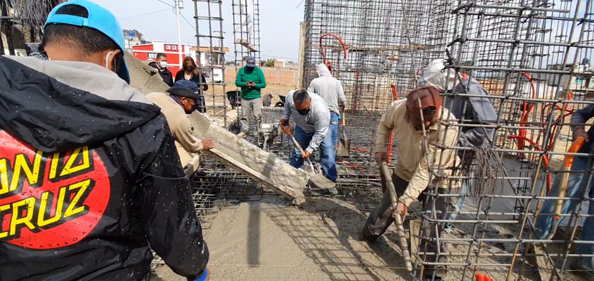 HTeotlalcingo's tweet photo. Cada vez falta menos 🚧
El día de hoy  superviso el avance de la construcción del Banco de Bienestar en  San Matías Atzala, en donde destacó el gran trabajo realizado por los encargados de la obra ya que en casi 7 días se ha logrado un avance del 40%.
#JuntosLogramosGRANDESCOSAS https://t.co/dsvXf0wRwV